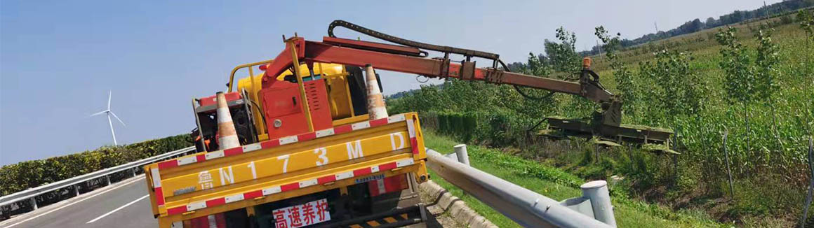 伸缩高速公路修剪机德州修剪作业.jpg